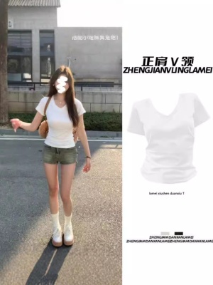 新款正肩v领短袖T恤女夏季2024新款内搭修身显瘦百搭辣妹短款上衣