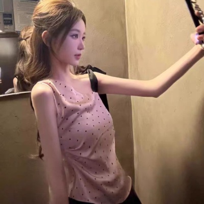 野媛粉色波点斜肩吊带背心女夏季小众设计感T恤修身显瘦无袖上衣